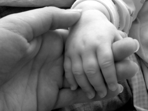 La oxitocina, llamada la hormona del amor, favorece la proximidad y el contacto de la madre con el bebé, pero no enseña a cuidar. Psicologia perinatal en psicologodemadrid.org